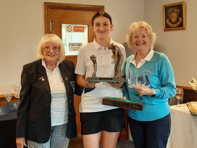 2024 Lohan Trophy winners Mia McManus & Sue Siddle (Rochester & Cobham)